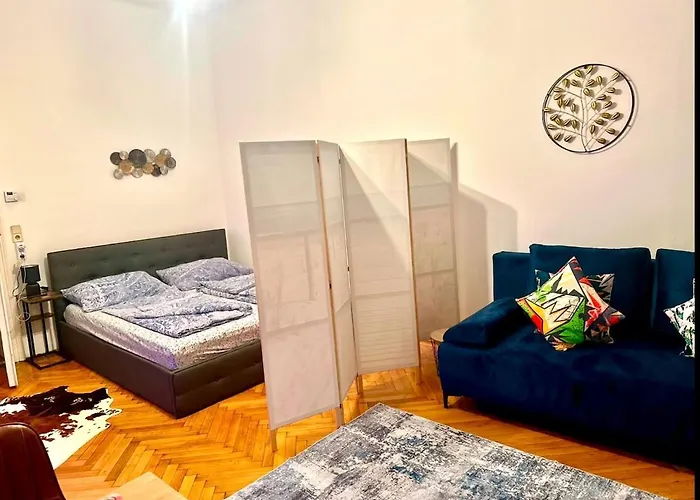 Centrally Located Near Airport Trains Stations Apartmán