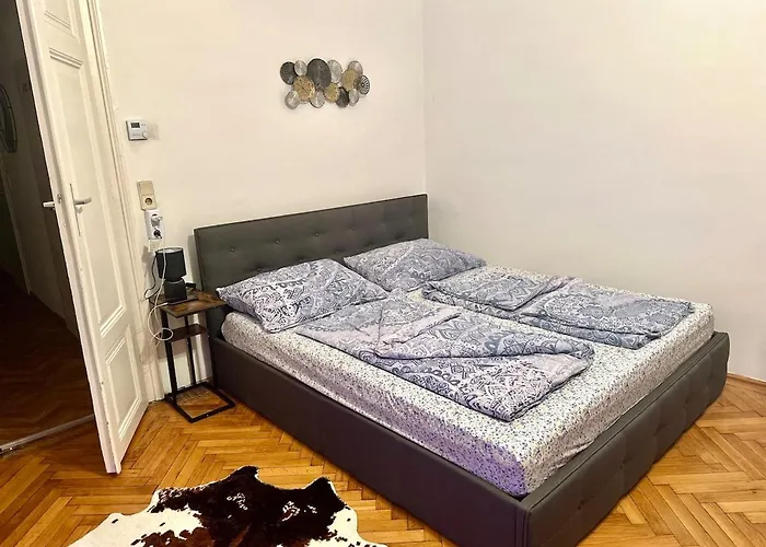 Centrally Located Near Airport Trains Stations Apartmán