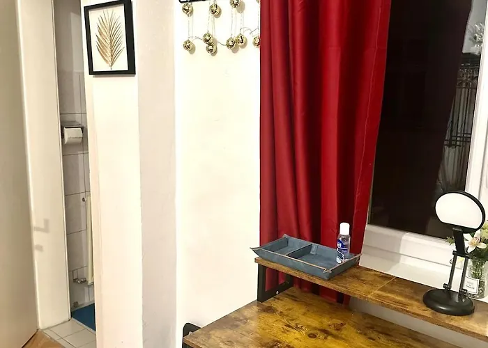 Centrally Located Near Airport Trains Stations Apartmán *