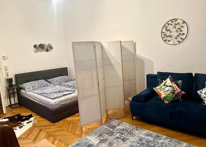 Centrally Located Near Airport Trains Stations Apartmán