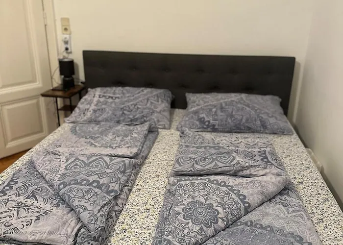 Centrally Located Near Airport Trains Stations Apartmán