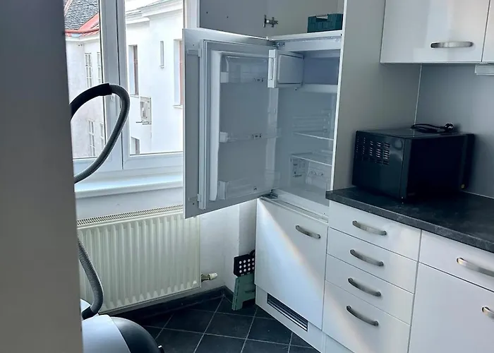 Centrally Located Near Airport Trains Stations Apartmán
